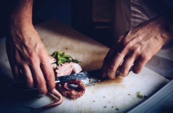 foto100.303057001570824139191011091902t_1 a person cutting a piece of food